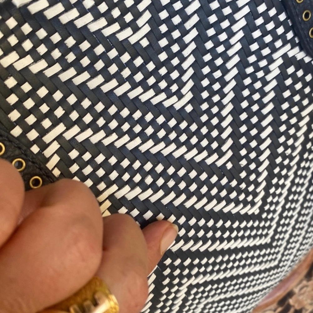 🤍💙gorgeous Micheal kors Brooklyn Large Woven Leather Satchel white and navy 🤍💙 - Picture 5 of 11